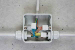 Installare correttamente scatole sotto traccia e collegare cavi