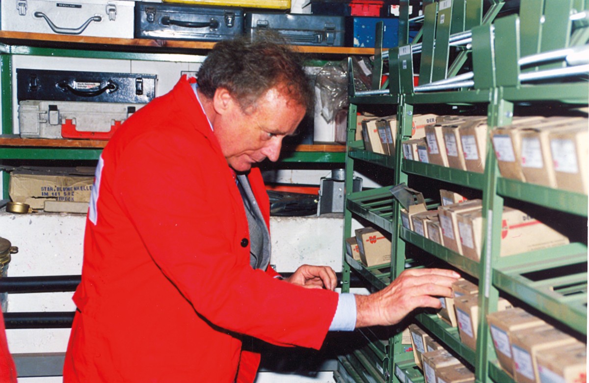 Seit 1977 spart ORSY®, das Komplettsystem zur Bevorratung von Produkten und Betriebsmitteln, Zeit und Geld. Im Bild: Reinhold Würth beim Befüllen eines ORSY® Regals im Jahr 1996.